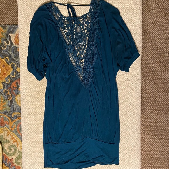 Forever 21 Dresses & Skirts - Gorgeous lace appliqué turquoise open back dress